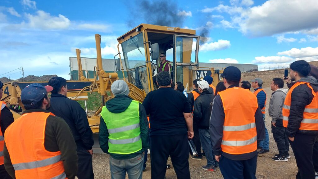 Capacitación práctica presencial de operadores con motoniveladora de VyS SRL en entorno de obra