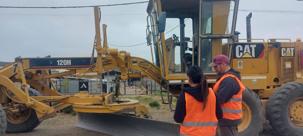 Operadores calificados ejecutando maniobras técnicas en campo.