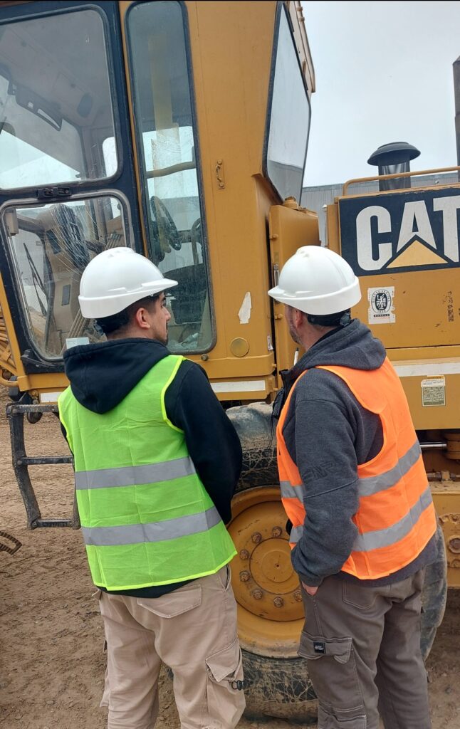 Cargadora frontal de VyS SRL realizando movimiento de suelos y nivelación de terrenos en obra vial